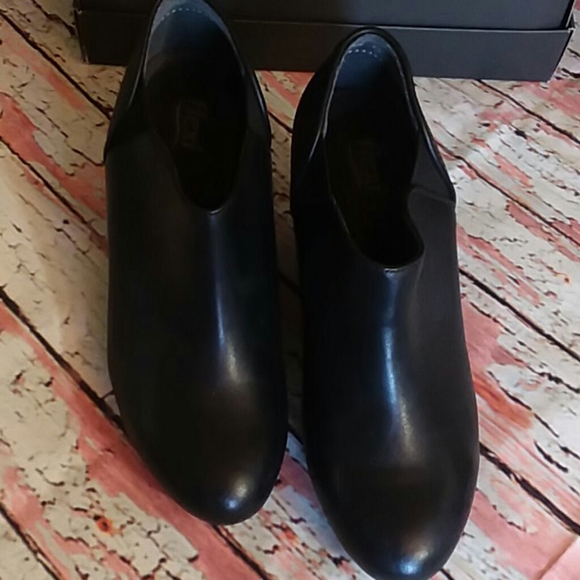 Kenneth Cole Reaction Shoes - Woman's Ankle Boots by Flexi.